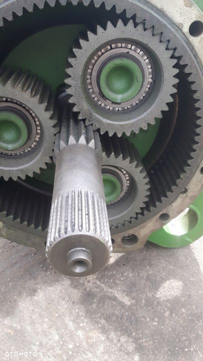 Zwolnica lewa JOHN DEERE 6125R AL215243 107kW 14R - 9