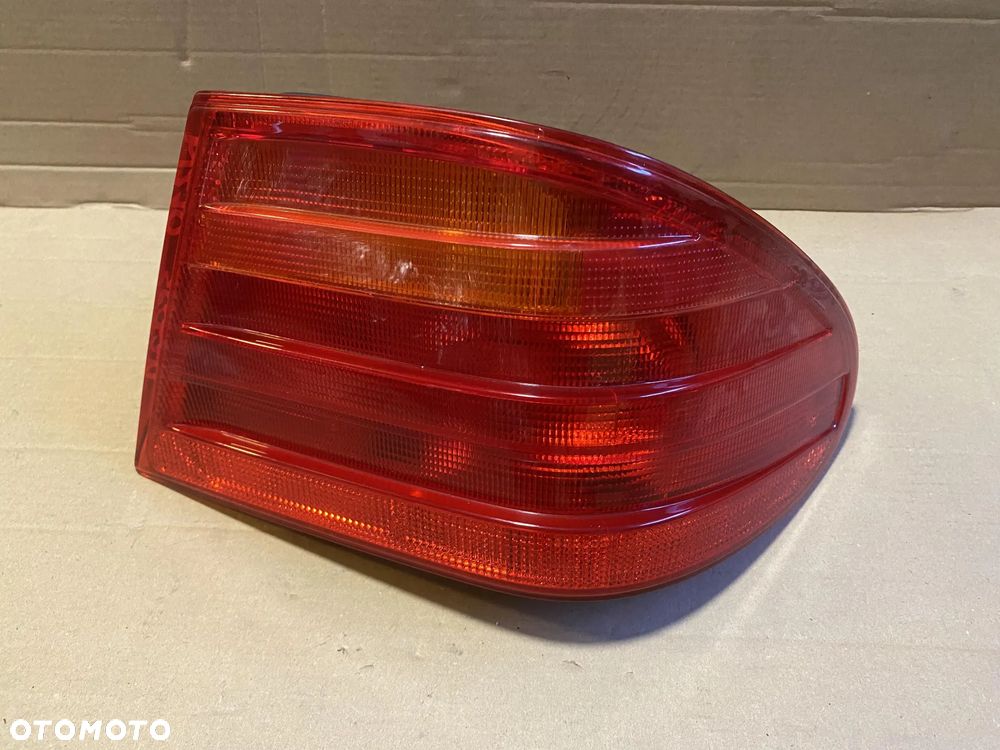 Lampa Mercedes E-Klasa W210 sedan prawa OE - 1