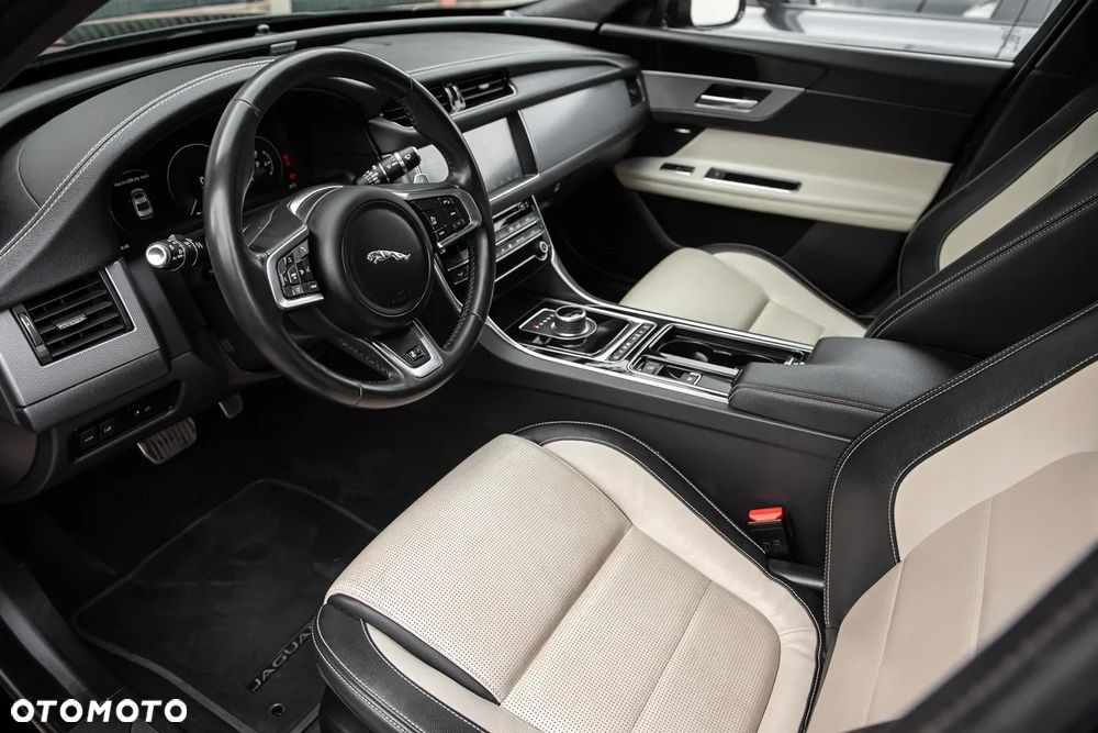 Jaguar XF P250 R-Dynamic BLACK - 15