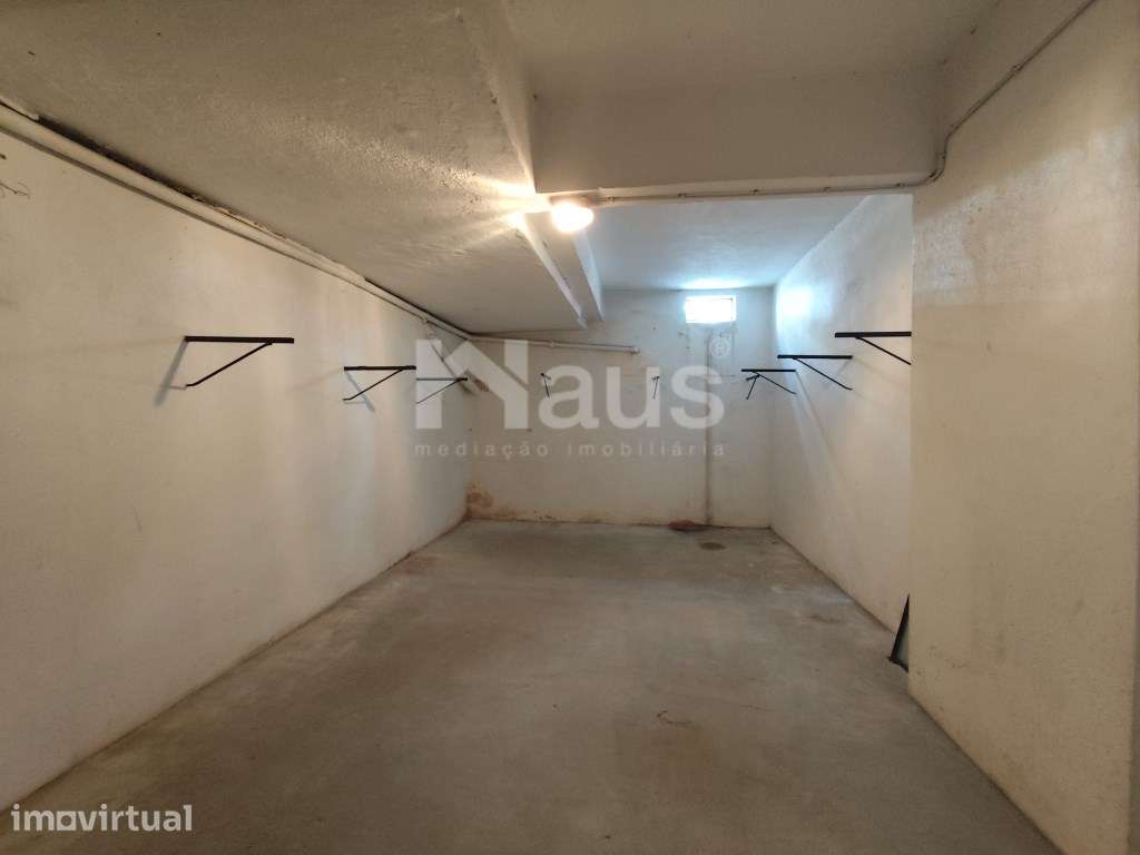 Garagem inserida em cave - Grande imagem: 2/5