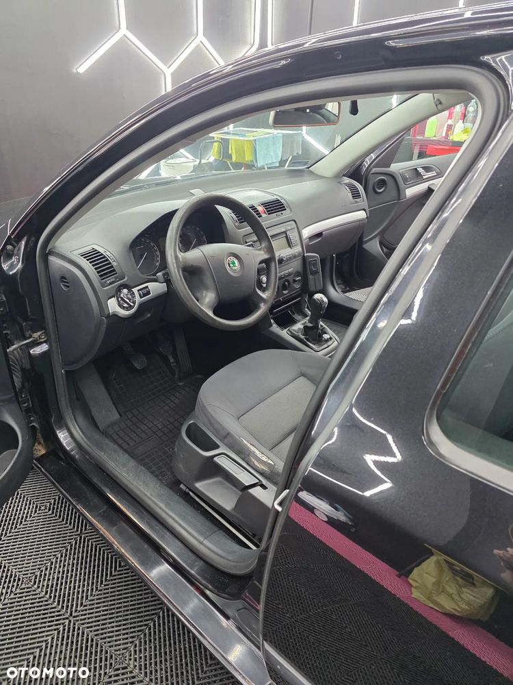 Skoda Octavia 1.6 Ambiente - 10