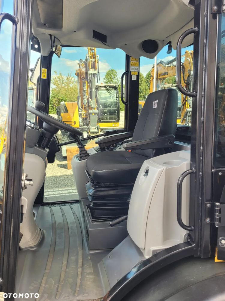 Caterpillar 906M / nowy model 2022r. / łyżka otwierana + widły / SUPER STAN - 11