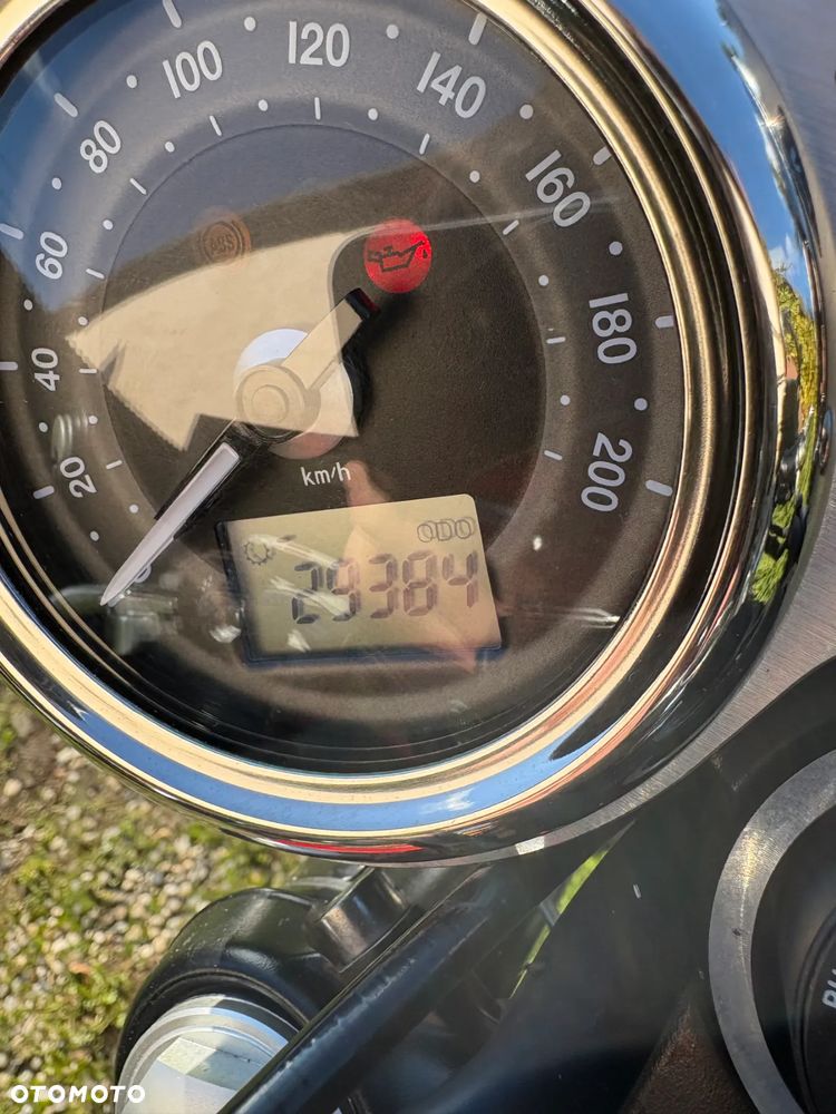 Triumph Bonneville - 4