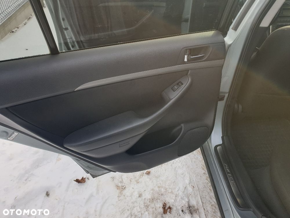 Toyota AVENSIS 2,0 D-4D 126 KM z 2007r - 8
