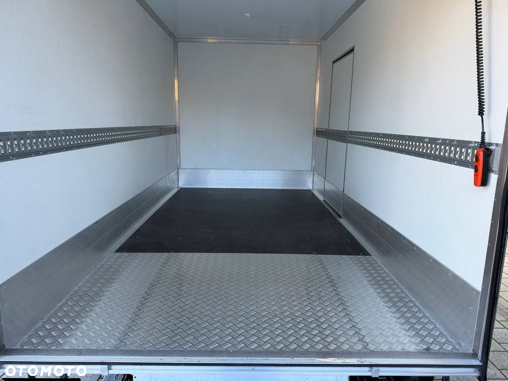 Mercedes-Benz Sprinter - 13