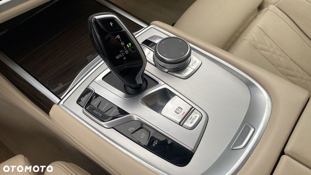 BMW Seria 7 730d xDrive mHEV - 18
