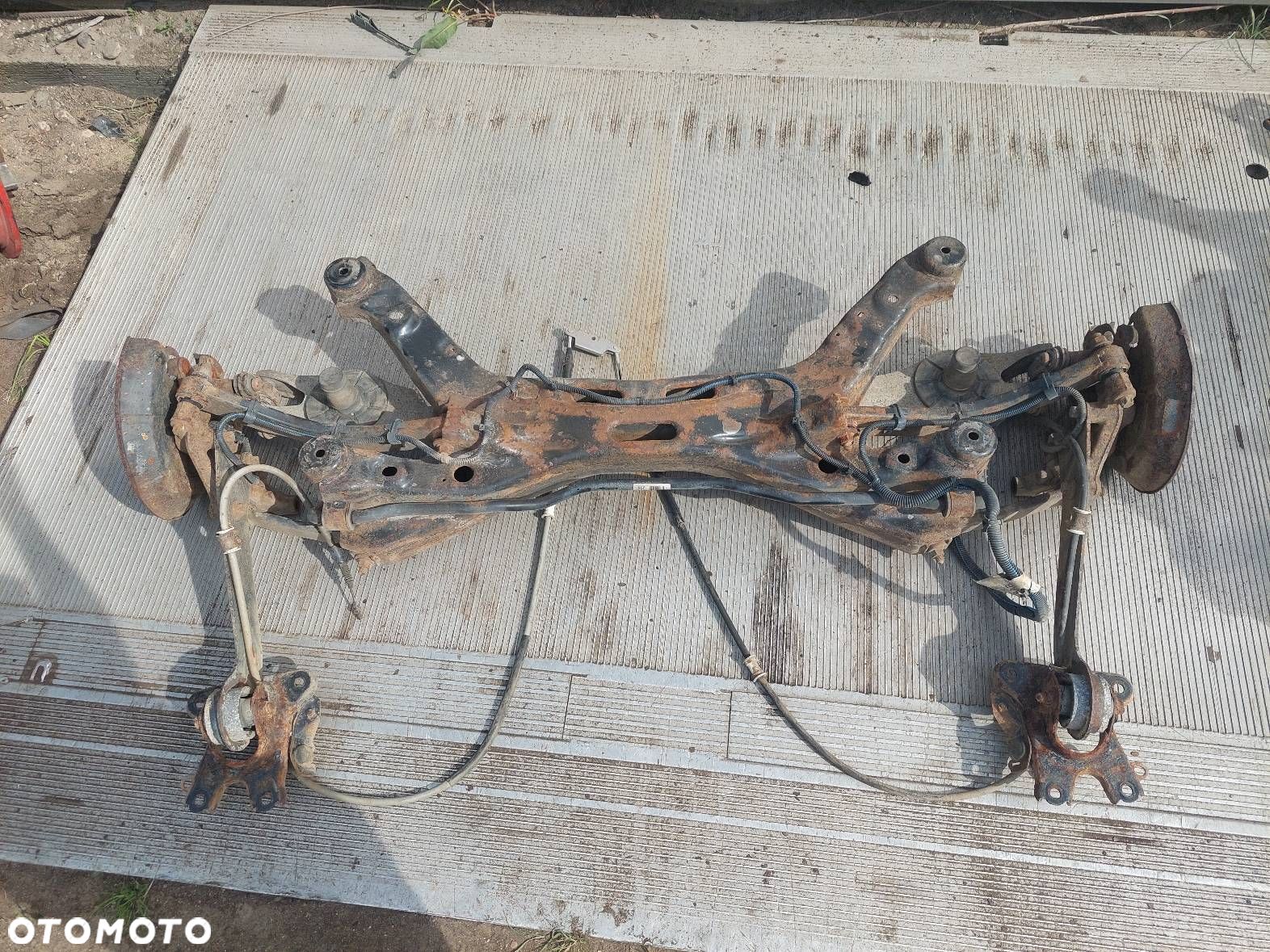 KOMPLETNE ZAWIESZENIE BELKA SANKI TYŁ OPEL VECTRA C KOMBI - 1