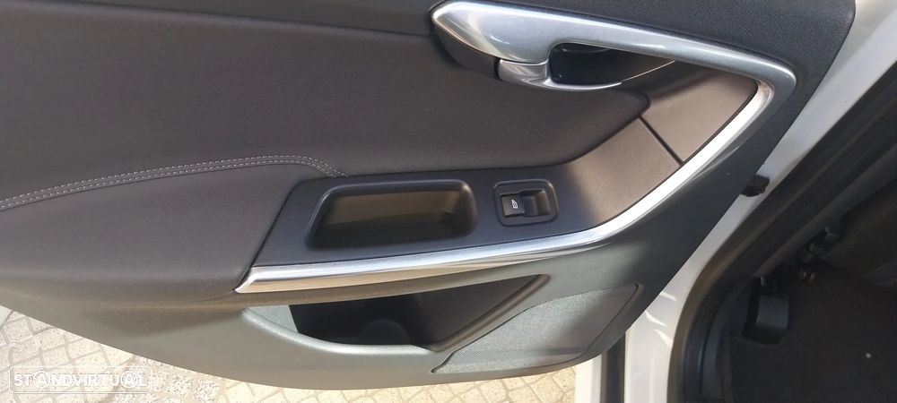 Volvo XC 60 2.0 D4 Momentum - 28