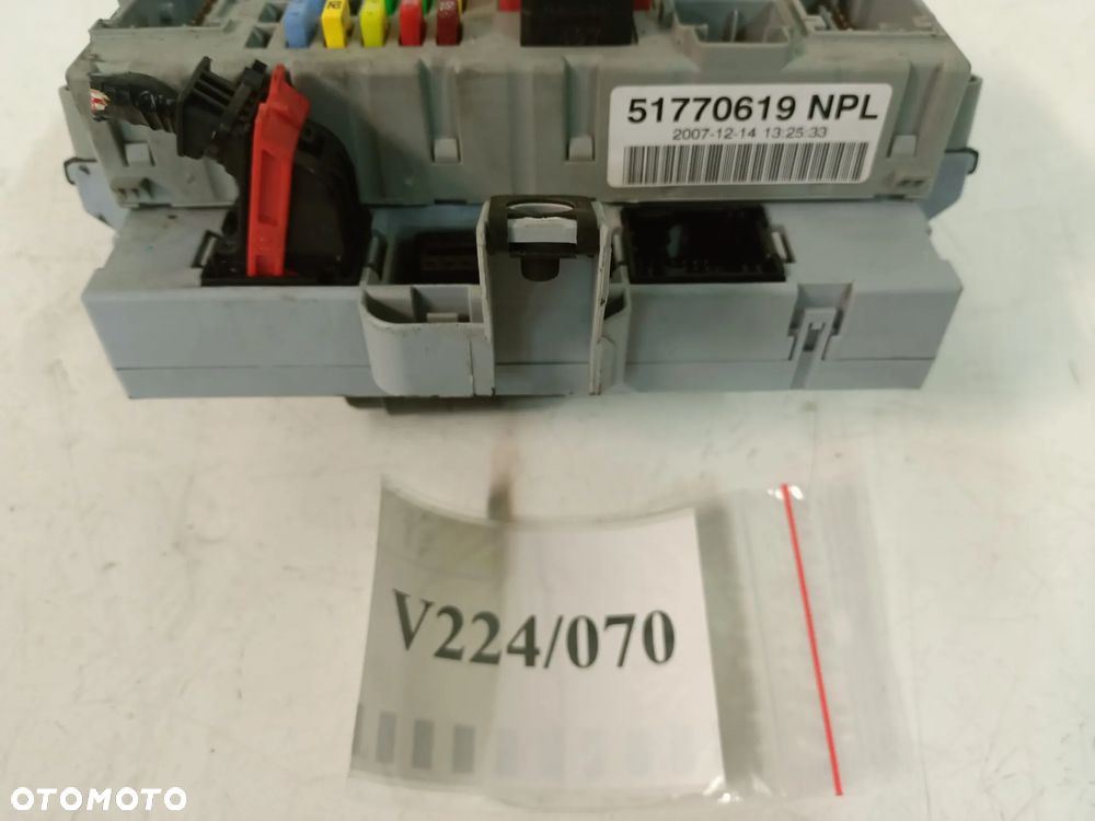 SKRZYNKA BEZPIECZNIKÓW FIAT DOBLO 00-10 51770619 NO V224/070 - 2