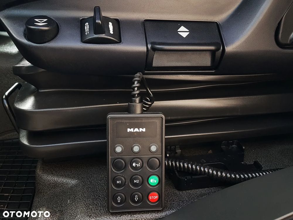 MAN TGL 12.220 HAKOWIEC 4x2 KLIMA - 30