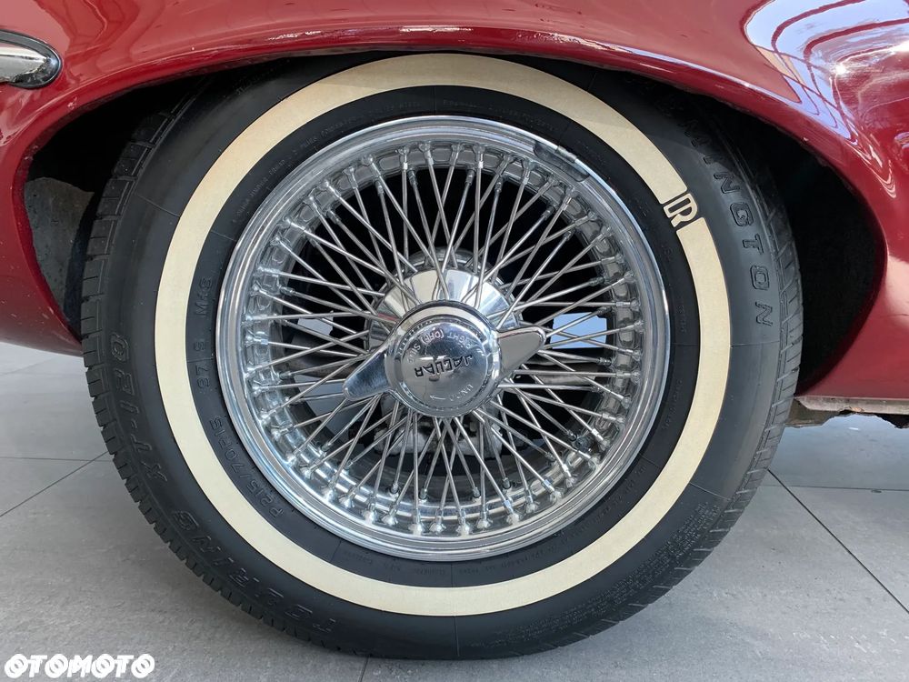 Jaguar E-Type - 16