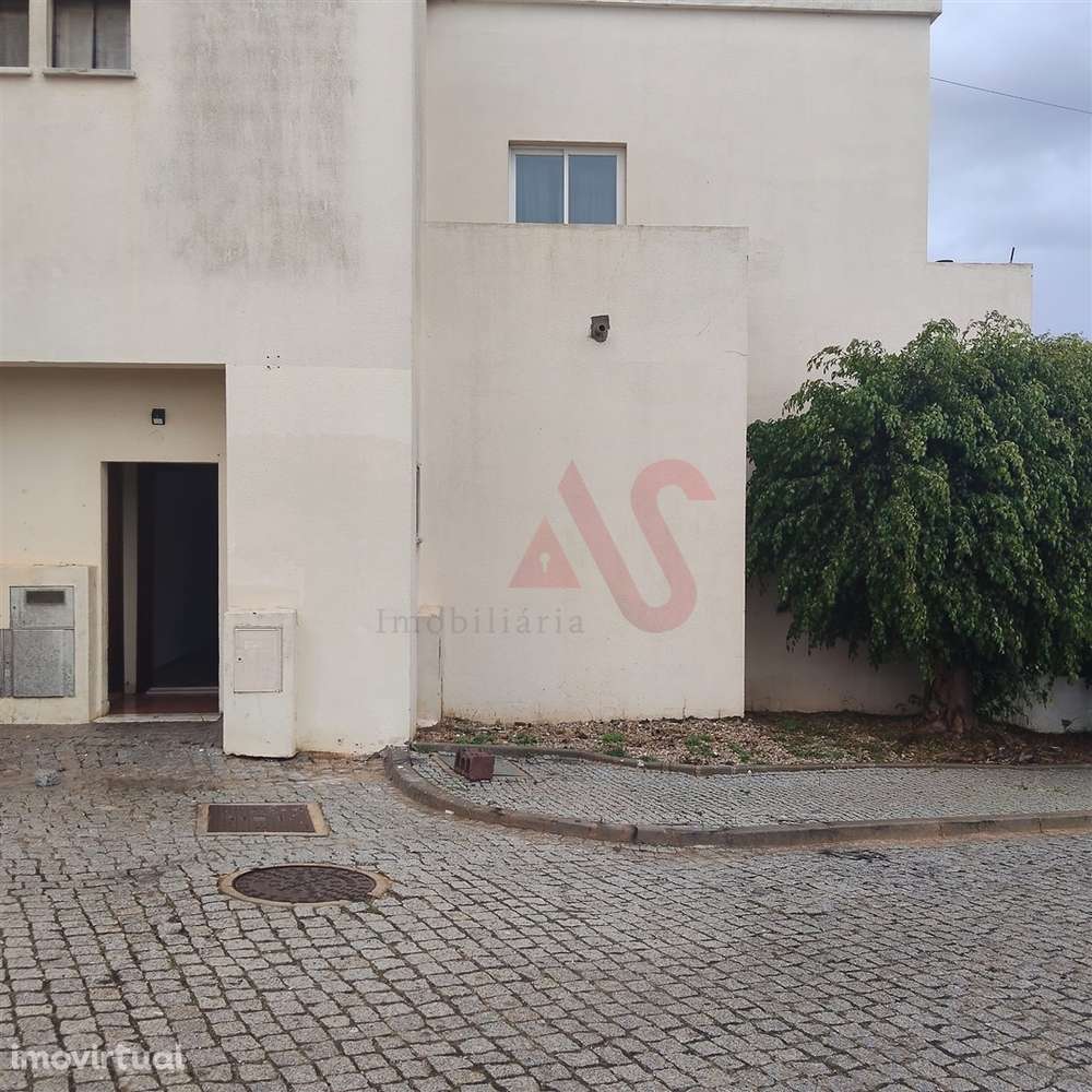 Loja no Rés do Chão com possibilidade de transformação em habitação T2 - Grande imagem: 3/10