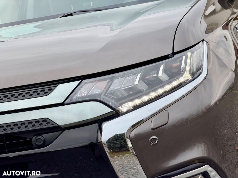 Mitsubishi Outlander 2.4 4WD Plug-In Hybrid Plus - 33