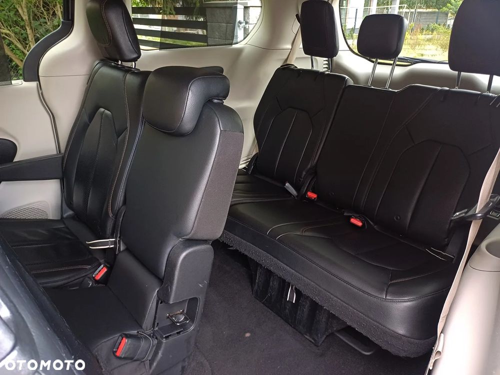 Chrysler Pacifica - 12