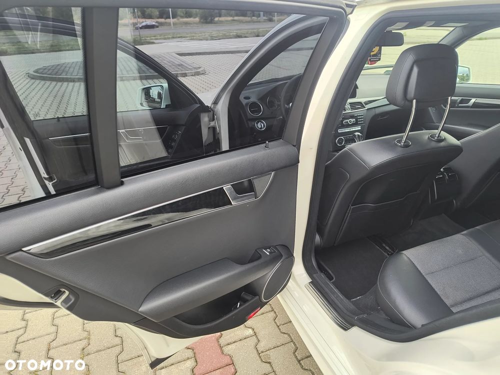 Mercedes-Benz Klasa C 250 CDI DPF 4Matic 7G-TRONIC BlueEFFICIENCY Avantgarde - 18