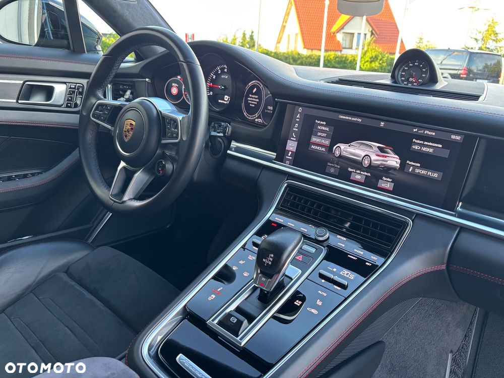 Porsche Panamera GTS Sport Turismo - 23