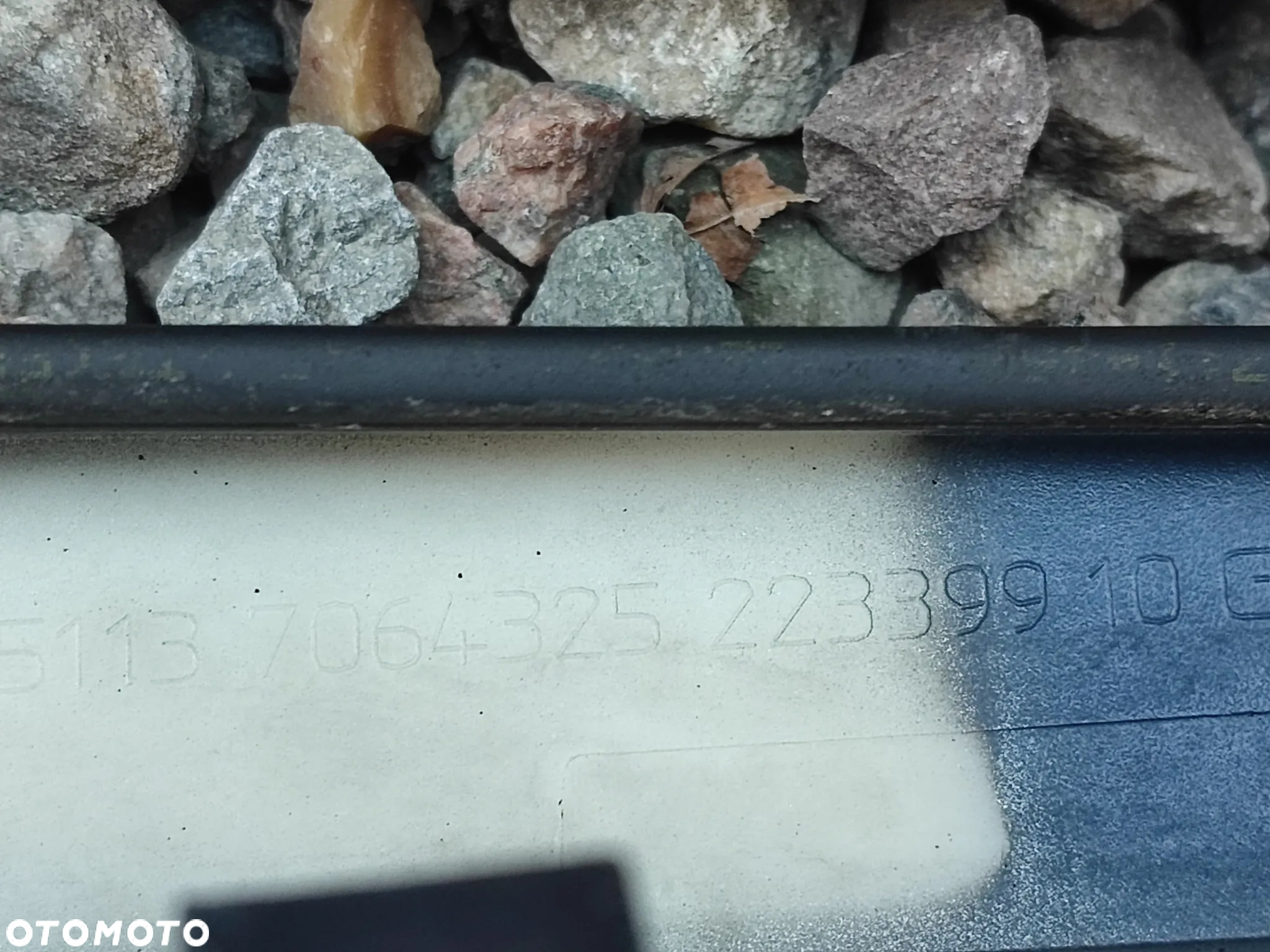BMW E46 COUPE / CABRIO LIFT ( POLIFT ) ORYGINALNE LISTWY POD LAMPĘ / BLĘDY LAMP LEWA / PRAWA POD ŻARÓWKĘ H7 O NR. 51 13 7 064 326  / 51 13 7 064 325 OEM W KOLORZE A07 MYSTICBLAU METALIC - 13