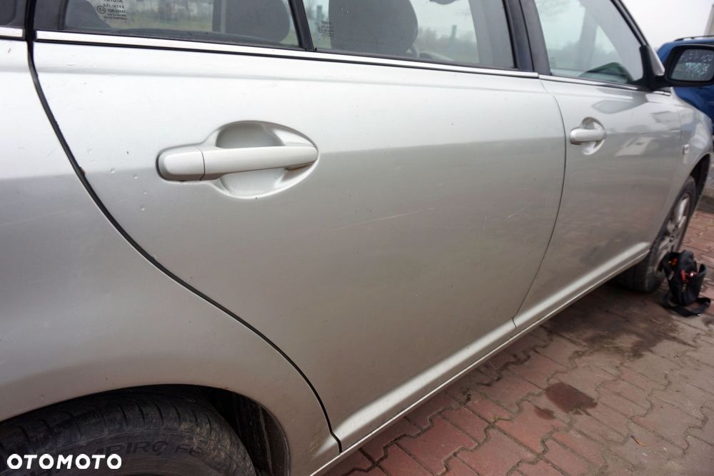 DRZWI TYLNE PRAWE AVENSIS II T25 KOMBI 1C0  SREBRNY TOYOTA 2003-2006 - 2
