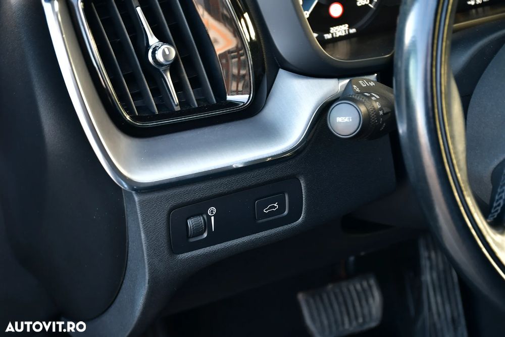 Volvo XC 60 B4 D AWD Geartronic Momentum Pro - 17