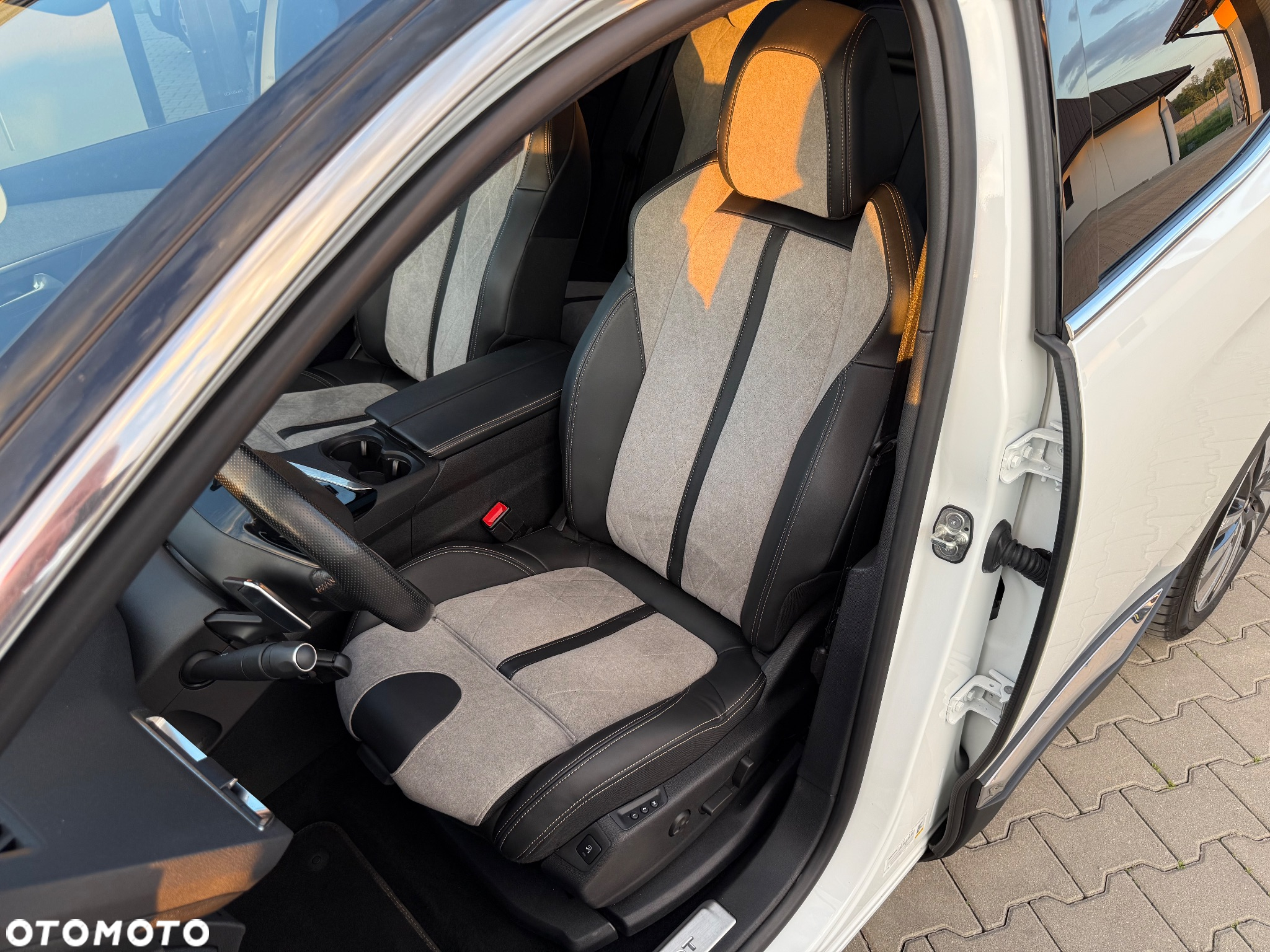 Peugeot 3008 Plug-In Hybrid4 300 e-EAT8 GT - 29
