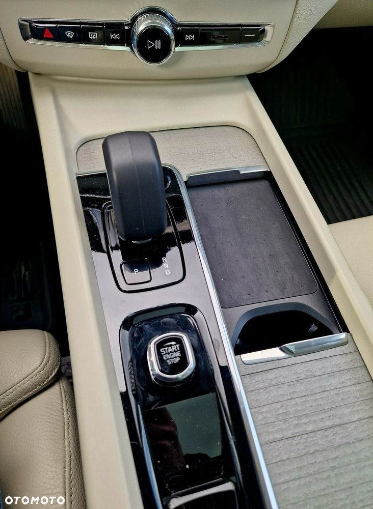 Volvo XC 60 T6 Plug-In Hybrid AWD Ultra Dark - 25