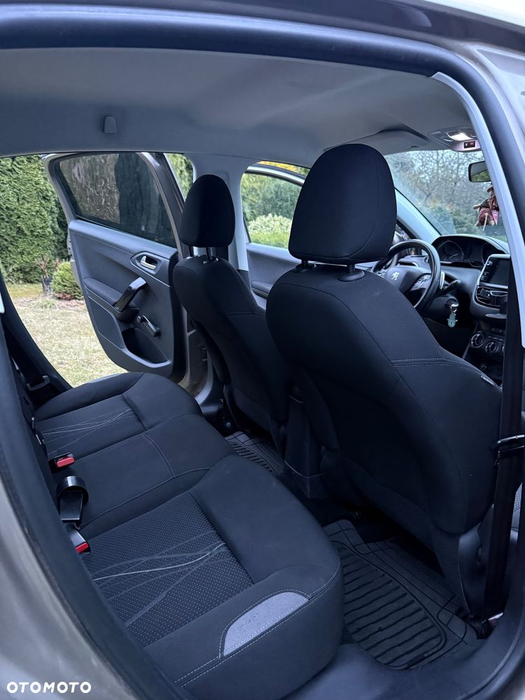 Peugeot 208 - 10