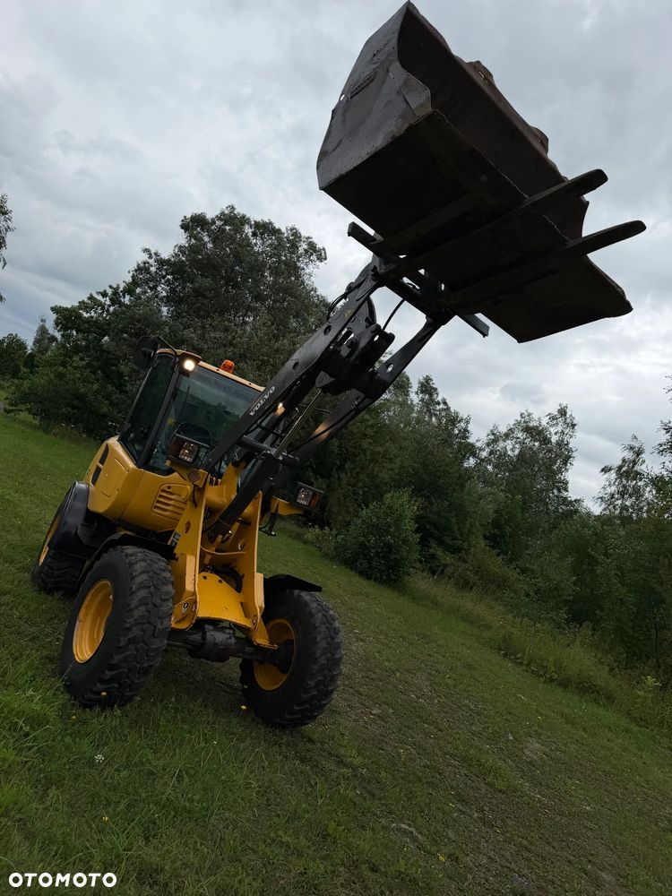 Volvo L25F Ładowarka Kołowa łamana 2015 rok. Jak Nowa! Oryginał łyżka i widły. Mocny silnik 4 cylindry. Zero luzów i wycieków. Aktualne Badania DEKRA BMWT. Wielka Okazja. Maszyna jak nowa z Salonu. 2600 mtg. Pochodzi z Norweskiego urzędu gminy. Dodatkowe linie Hydrauliczne. Szybka wolna Jazda Rewers Hydrostatic. Wersja Norwesk Mocne doświetlenie dodatkowe grzanie. kabina Ogrzewana wentylowana! Zmiana Osprzętu Hydrauliczna! pełne sterowanie z dżojstika! Opony jak Nowe. Podzespoły pomy suche, czytelne tabliczki! OKAZJA - 10
