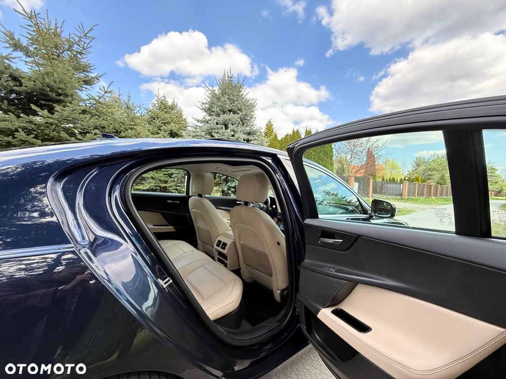 Jaguar XE 20d Prestige - 31