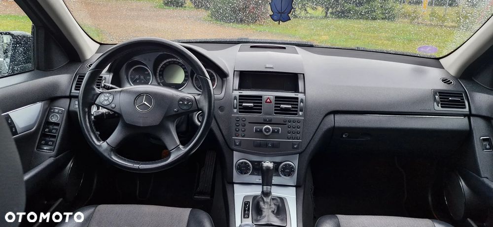 Mercedes-Benz Klasa C 180 CGI Automatik BlueEFFICIENCY Avantgarde - 32