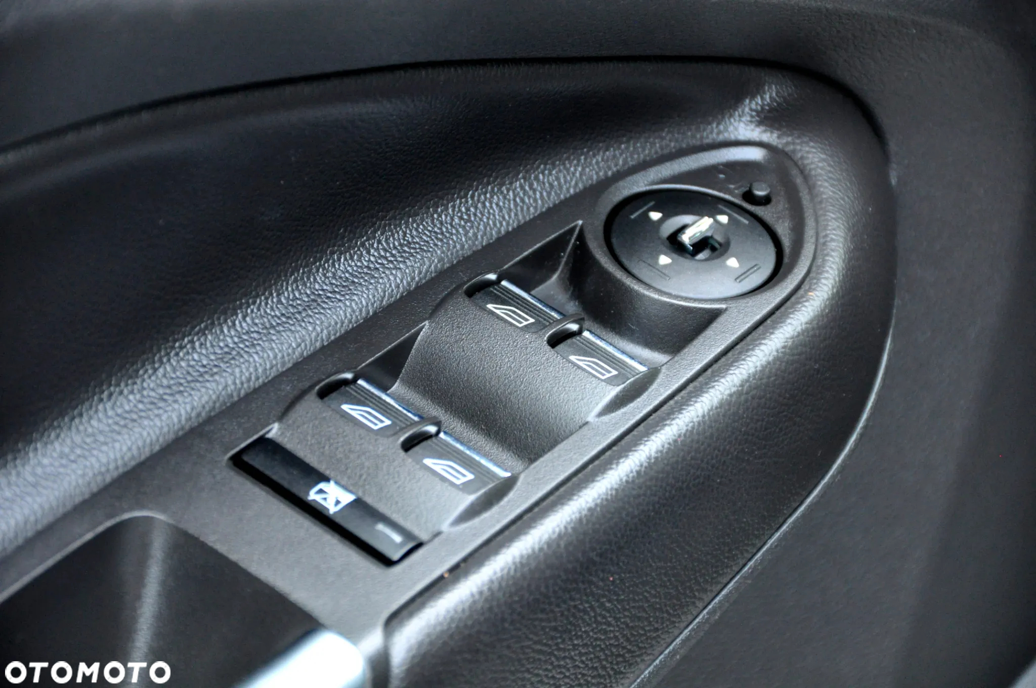 Ford Kuga 1.6 EcoBoost 2x4 Titanium - 35
