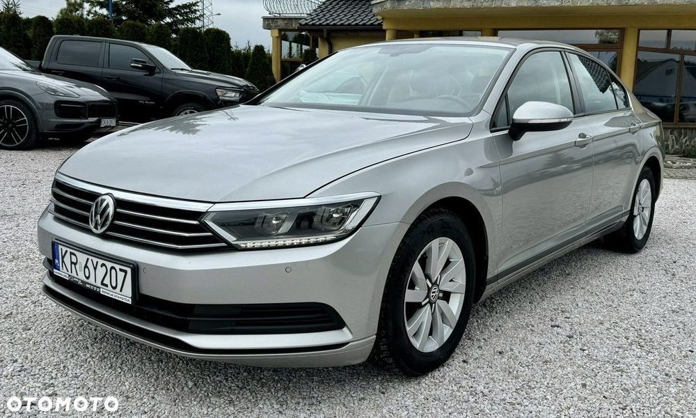 Volkswagen Passat - 1