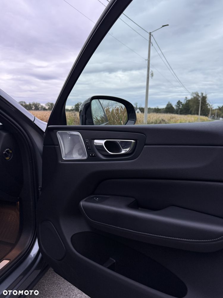 Volvo XC 60 B5 D AWD R-Design - 33