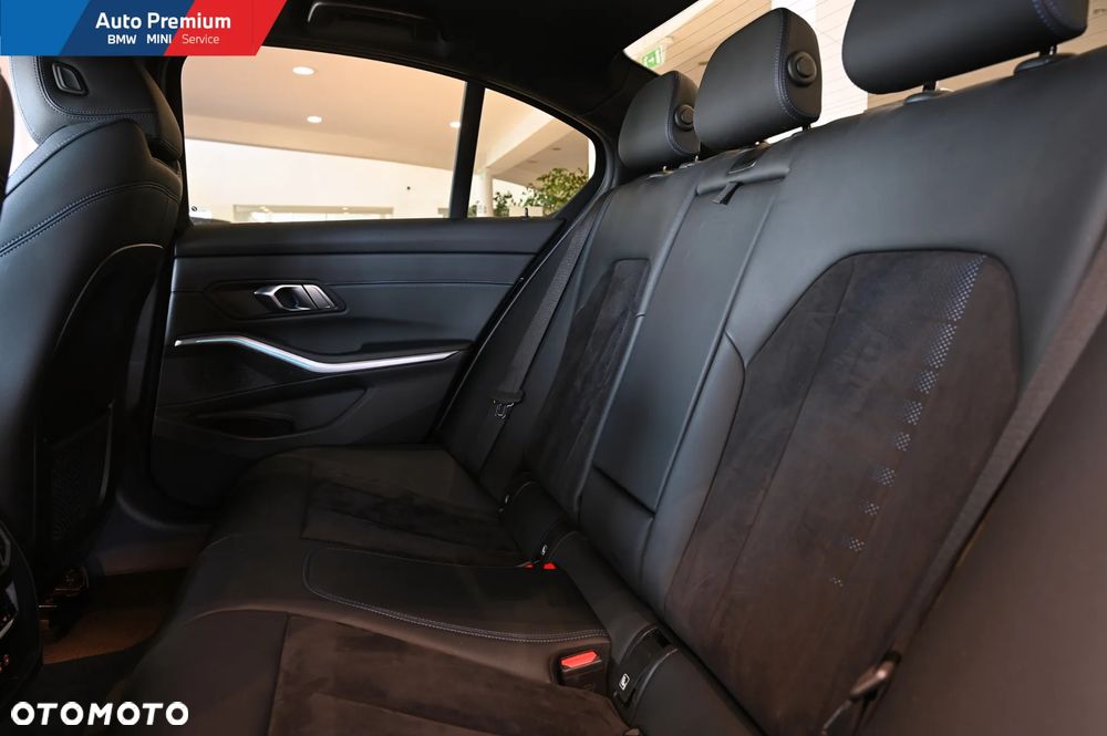 BMW Seria 3 320d xDrive mHEV - 12