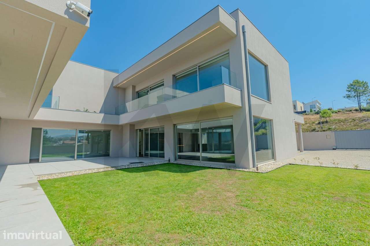 Moradia de Luxo T3+1 com Piscina Coberta e Vistas Panorâmicas ! - Grande imagem: 2/48