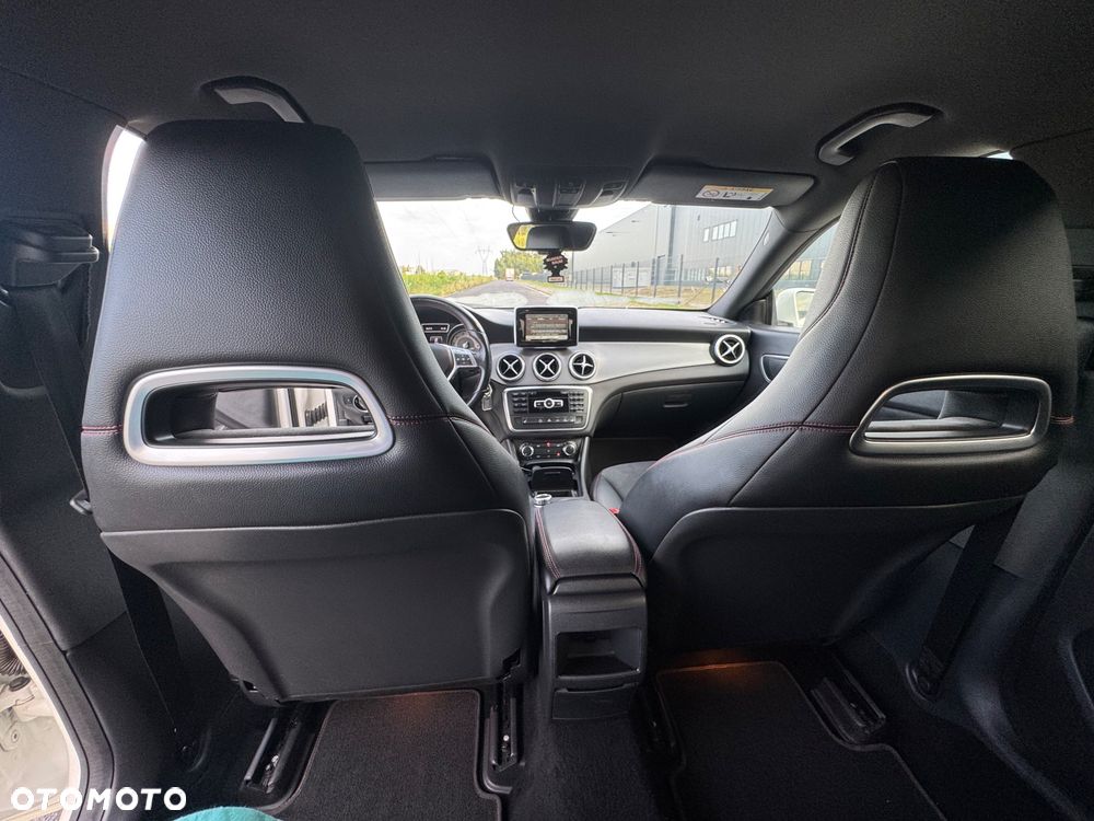 Mercedes-Benz CLA 200 7G-DCT AMG Line - 13
