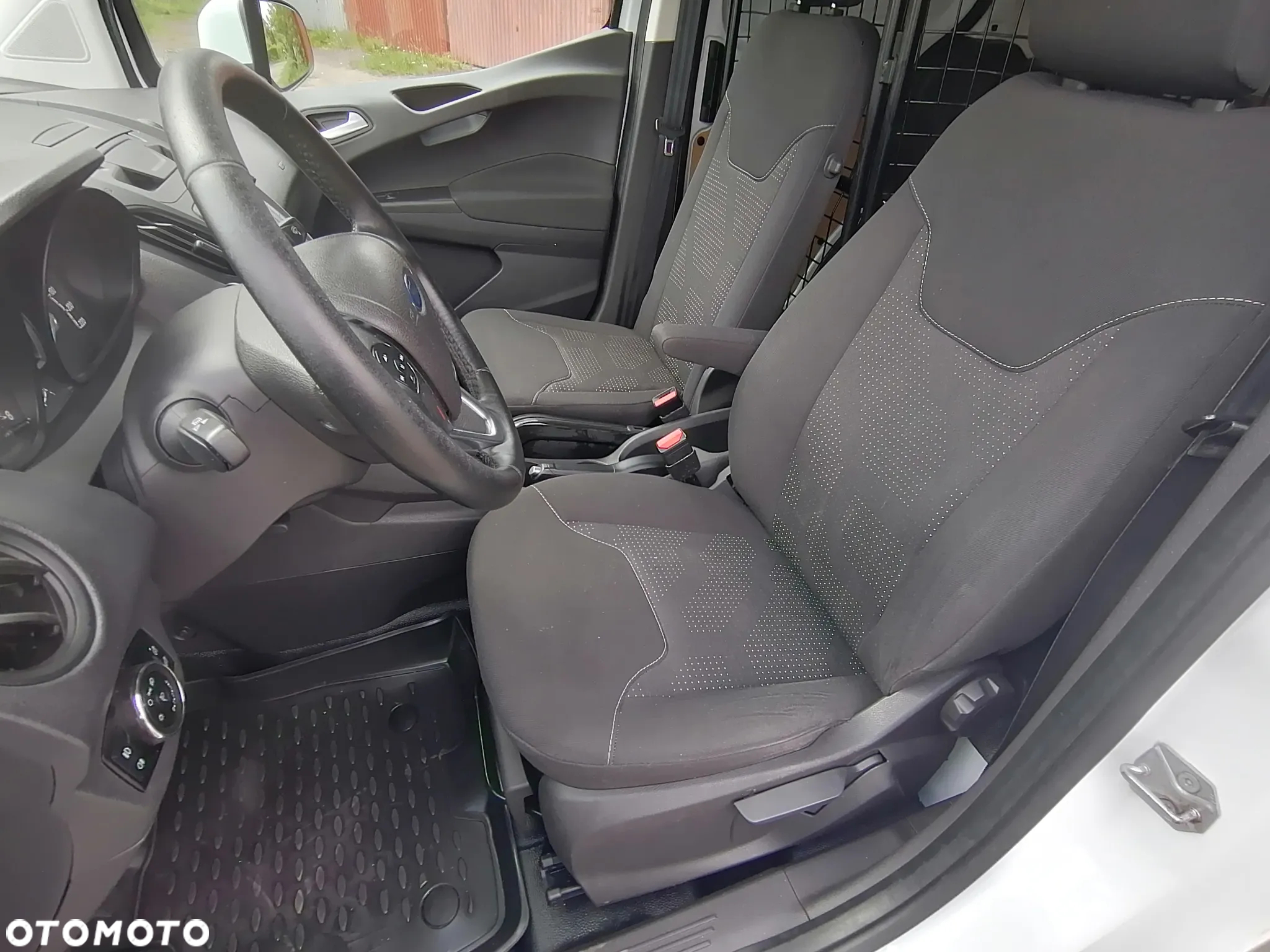 Ford Transit Courier - 10