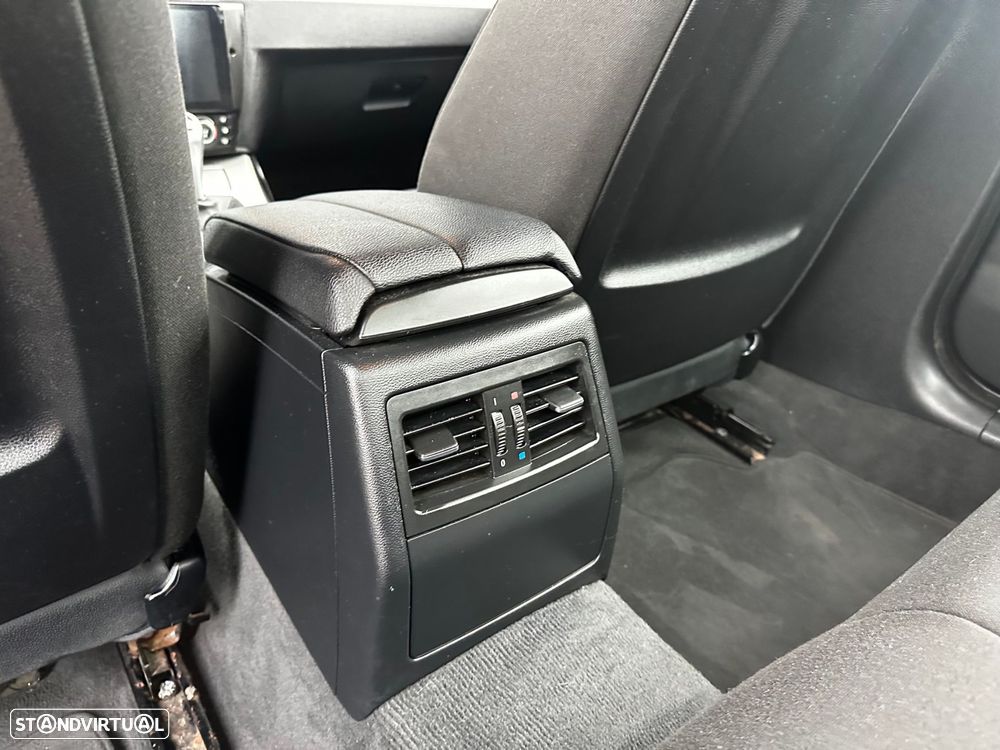 BMW 318 d Dynamic - 28