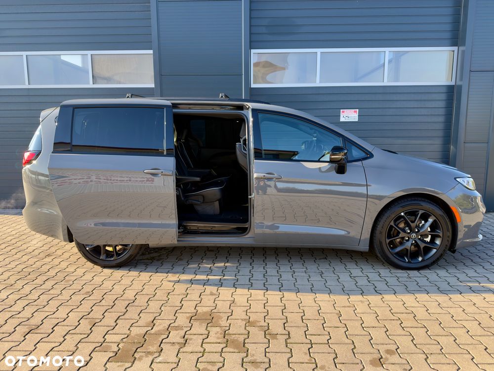 Chrysler Pacifica - 16