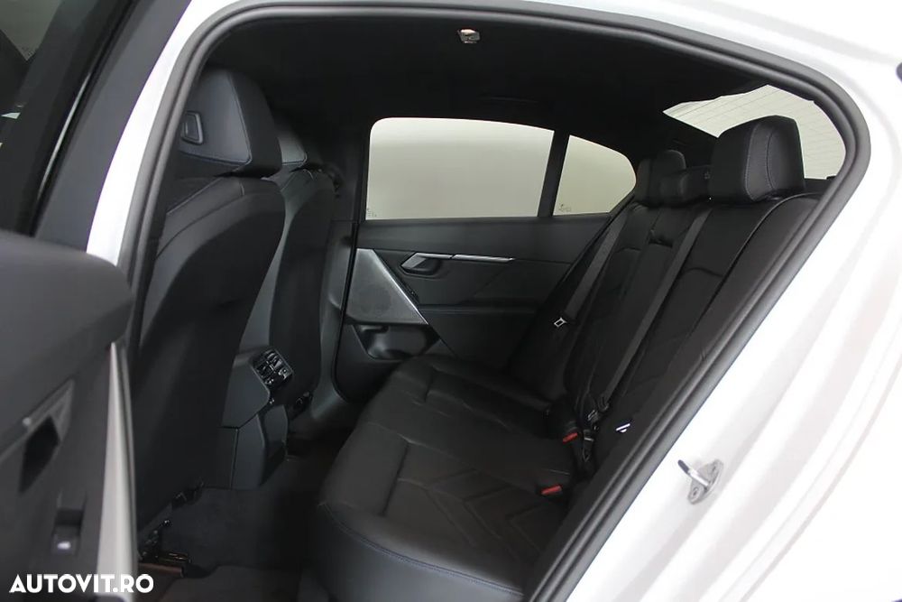 BMW i5 - 13