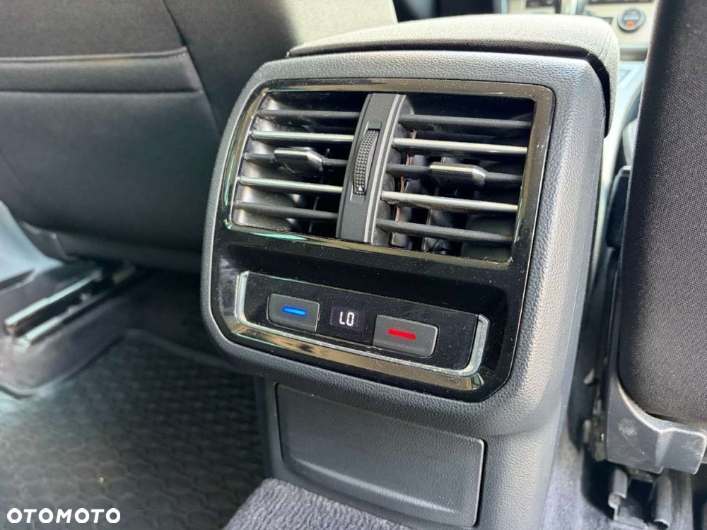 Volkswagen Passat Variant 2.0 TDI SCR DSG BlueMotion Comfortline - 26