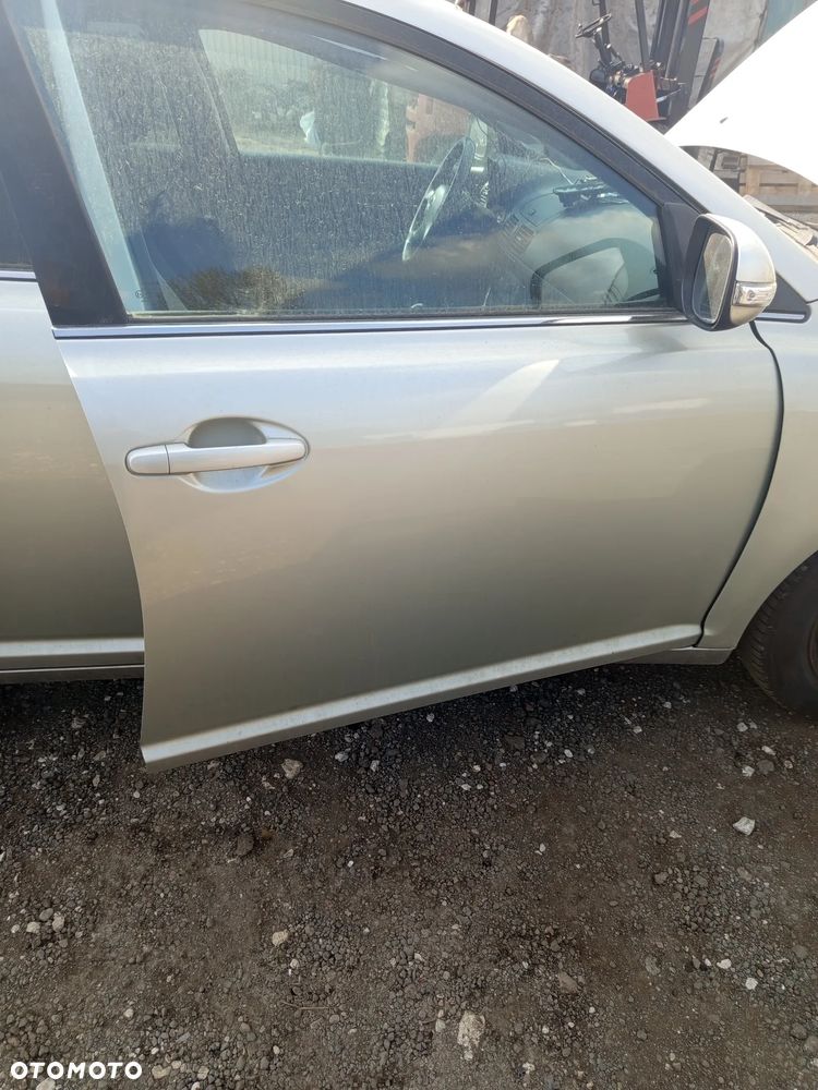 Toyota Avensis T25 lift Drzwi prawy przód 1C0 - 1