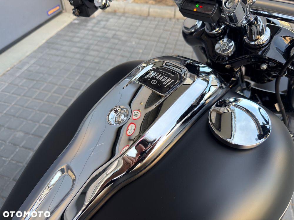 Harley-Davidson Softail Breakout - 13