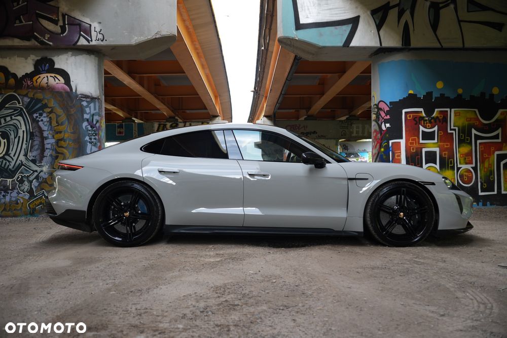 Porsche Taycan Turbo S - 8