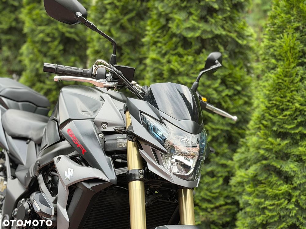 Suzuki GSR - 11