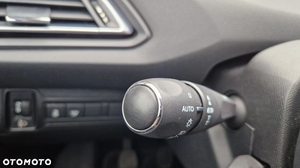 Peugeot 308 1.6 e-HDi Allure S&S - 16