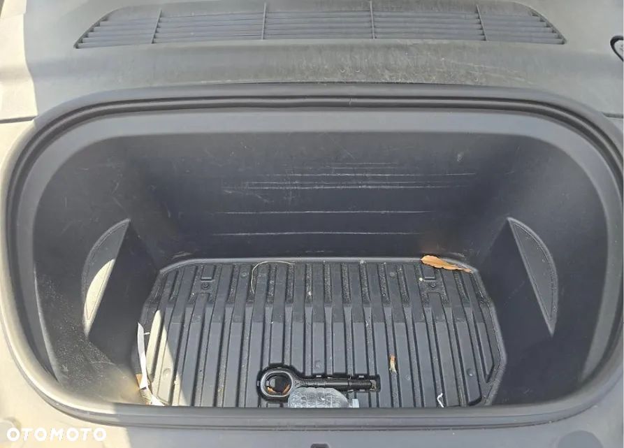 Tesla Model Y Long Range Dual Motor AWD - 13