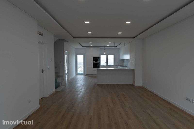 Novo Projeto na Ramada, Moradia T3+2 com 375m2 - Grande imagem: 2/12