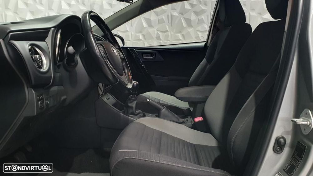 Toyota Auris 1.4 D-4D Com. +P.Techno+P.Sport - 11