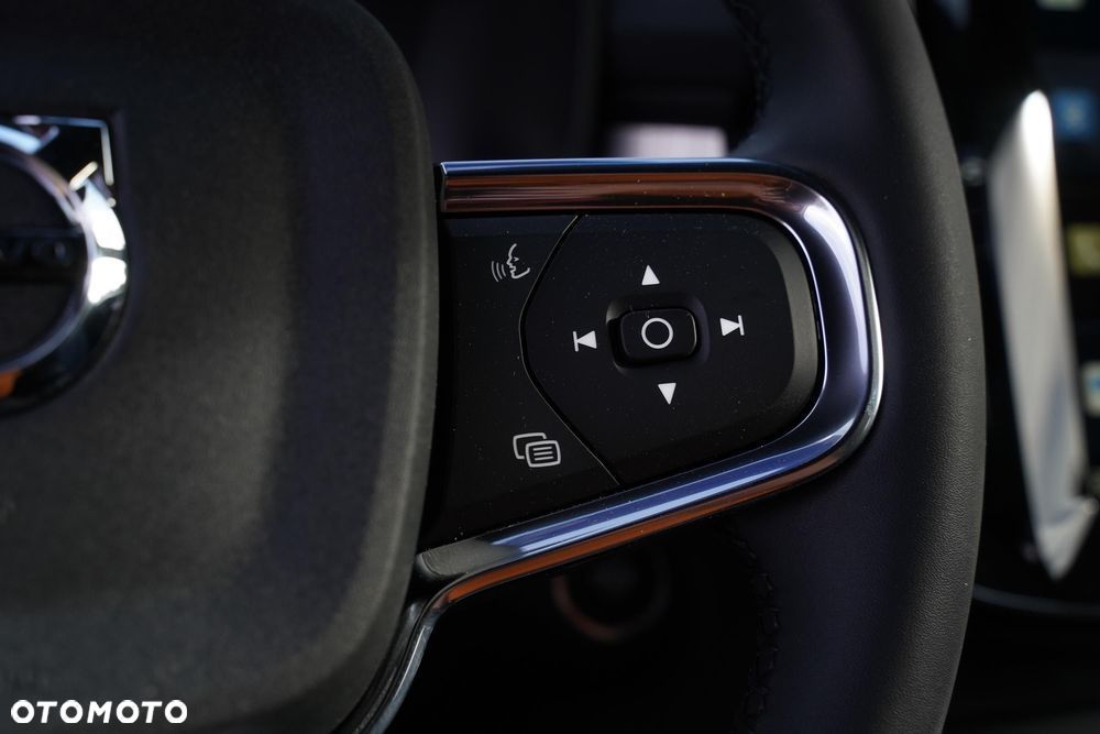 Volvo XC 40 B3 Plus Dark - 18