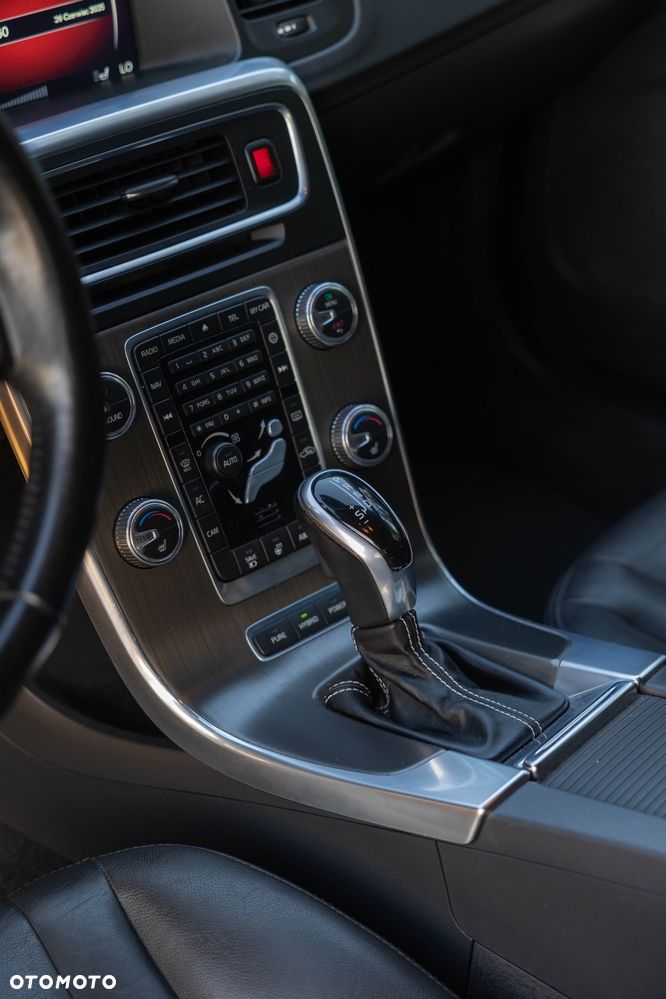 Volvo V60 D6 AWD Plug-in Hybrid Summum - 12